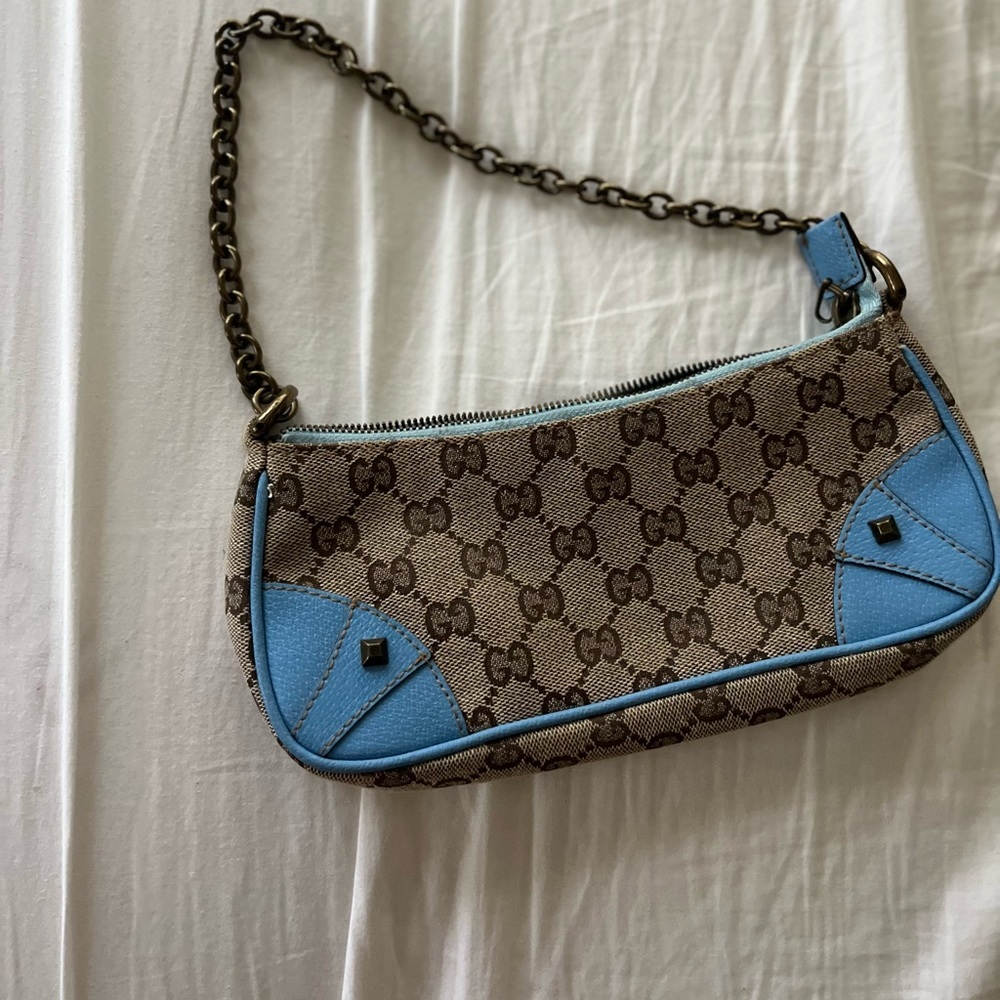 vintage gucci pochette in baby blue